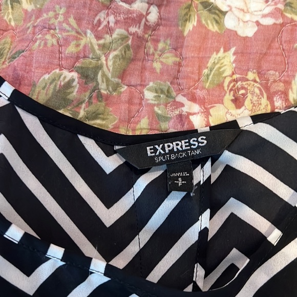 Express sleeveless shirt black and white pattern with a split halfway up back - Picture 3 of 3